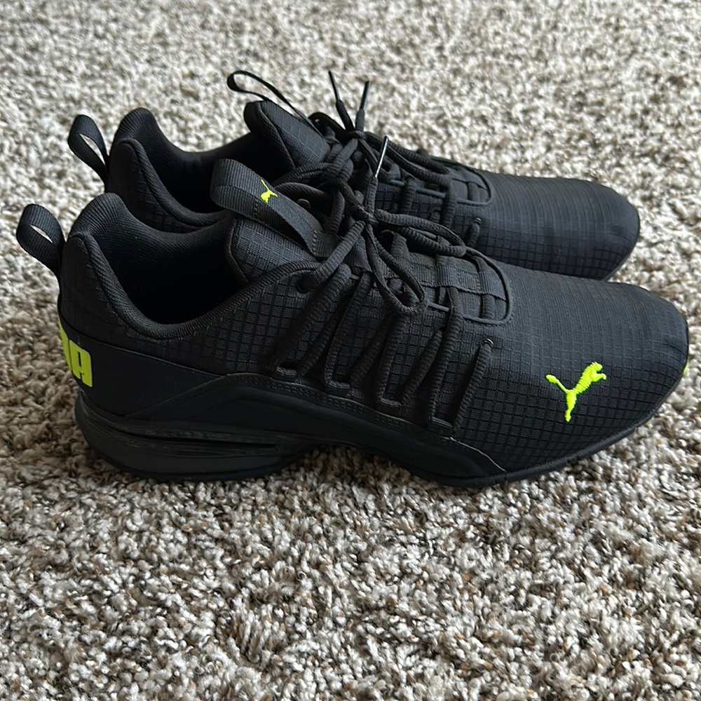 PUMA Men's Axelion Shoes, Size 10, Black/Lightening Green
